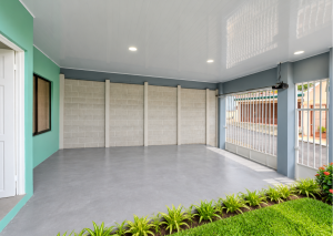 Concrete house with front patio in Calle Carmona, Grecia