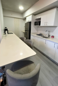 Furnished apartment for rent in Sabana with a modern kitchen.