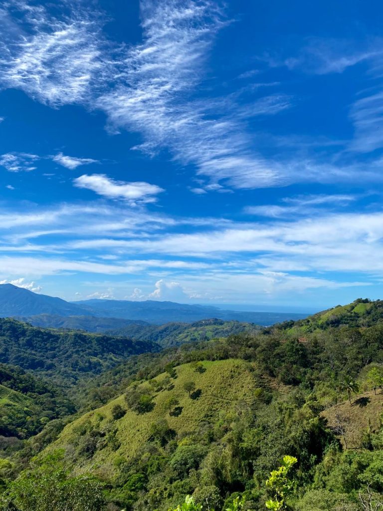 Atenas weather and green mountain views in Costa Rica